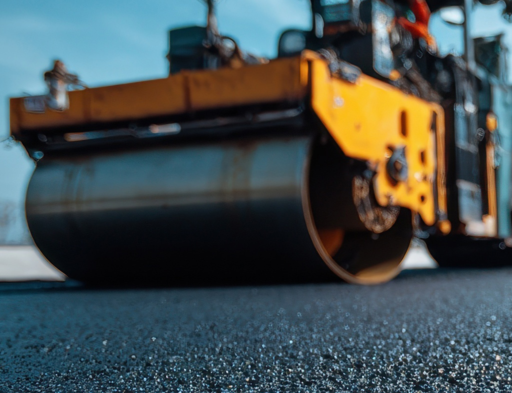 Travaux de compactage d’asphalte réalisés lors d’un chantier routier